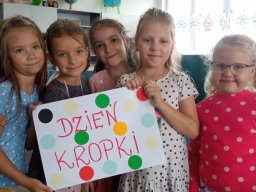 Rok szkolny 2024-2025 - 04. DzieΣ Kropki w ÿwietlicy szkolnej